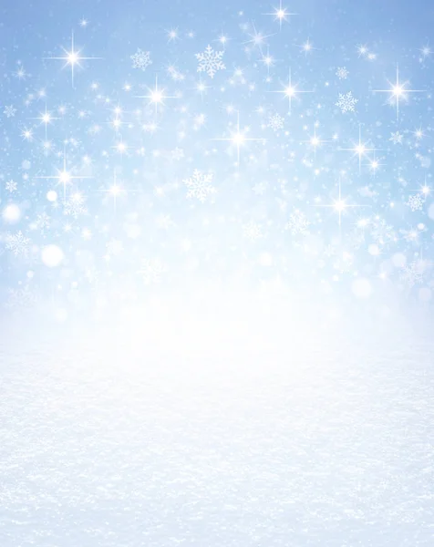 雪花的形状和明亮的星星在冰冷的蓝色背景和白雪覆盖的地面上爆炸 节日时令材料 — 图库照片