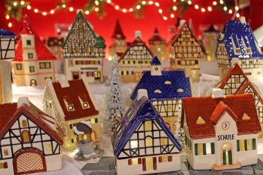 Noel dekorasyon advent piyasada. Dekoratif minyatür şehir evleri. Noel pazarı Rothenburg ob der Tauber, Almanya.