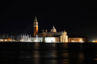 Canal Grande ve San Giorgio Maggiore Kilisesi bir gece manzarası. Venedik cityscape. İtalya.