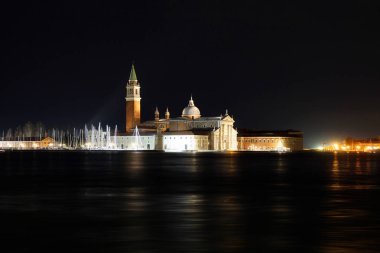 Canal Grande ve San Giorgio Maggiore Kilisesi bir gece manzarası. Venedik cityscape. İtalya.