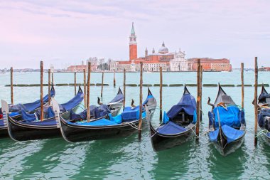 Gondol görünümünü Canal Grande ve San Giorgio Maggiore Kilisesi. Venedik cityscape. İtalya.