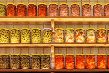 Raflar ev Canning sebze. Gıda katkı maddeleri üst üste ayarla. 
