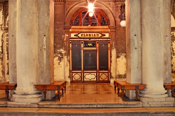 Cafe Florian gece Venedik'te San Marco meydanında. Venice, İtalya - 20 Şubat 2018.