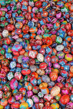 Paskalya yumurta arka plan. Geleneksel bir şekilde dekore edilmiş Paskalya yumurtaları. Çek Cumhuriyeti.