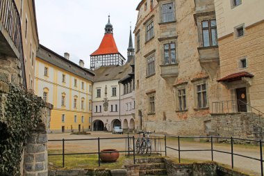  Kale avlunun görünümü. Blatna Castle, South Bohemia, Çek Cumhuriyeti, Europe.