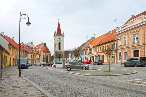 旧市街の教会通り ショップ レストラン 駐車場と広場のヨーロッパ チェコ共和国 南ボヘミア州 Blatna 2018 ビュー — ストック写真