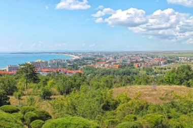 Güneşli plaj, Bulgaristan 'ın Karadeniz kıyısındaki büyük bir sahil beldesi. Nessebar Belediyesi, Burgaz Eyaleti.
