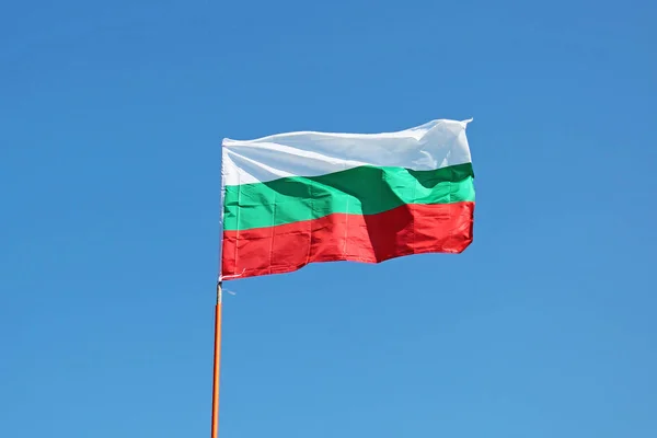 Размахивая Флагом Болгарии Фоне Голубого Неба — стоковое фото