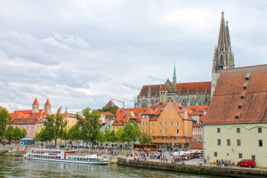 Ortaçağdan kalma şehir Regensburg görünümünü. Görünümü Danube Nehri Bankası ve St. Peter's Cathedral. 08/19/2017 yıl Regensburg, Bavyera, Almanya.