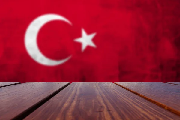 Trä Table Top Bakgrund Och Grunge Turkiska Flaggan Betongvägg — Stockfoto