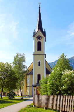 Bad Goisern kilisede görünümünü Hallstatt Gölü üzerinde. Avusturya.