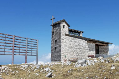 Bergkapelle görünümünü üzerinde Dachstein-Krippenstein Dağı, Salzkammergut, Avusturya.