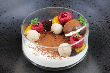 Siyah tabakta mango ve ahududu meyve ile Çikolata tatlı.