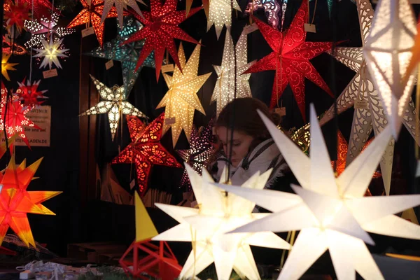 Bunt Beleuchtete Weihnachtssterne Zum Verkauf Auf Dem Markt Dresden — Stockfoto