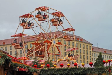 Dresden'deki Noel Pazarı. Dev Chriostmas Tekerlek.