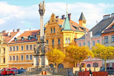 Ortaçağ Loketi manzarası (Marian sütunlu pazar meydanı). Çek Cumhuriyeti - 17 Nisan 2020