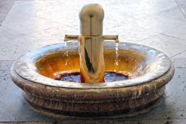 Karlovy Vary 'de termal mineral kaynağı. Çek Cumhuriyeti.