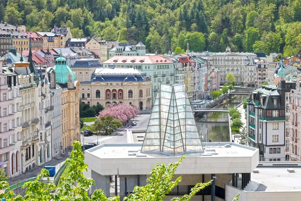 卡洛维谷 Karlovy Vary 有温泉柱廊Vridlo的街道景观 捷克共和国 2020年 — 图库照片