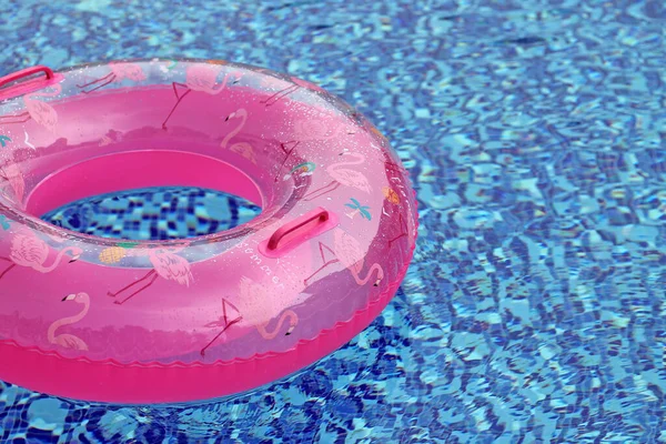 プールのクローズアップでピンクのゴムリング 夏のコンセプト — ストック写真