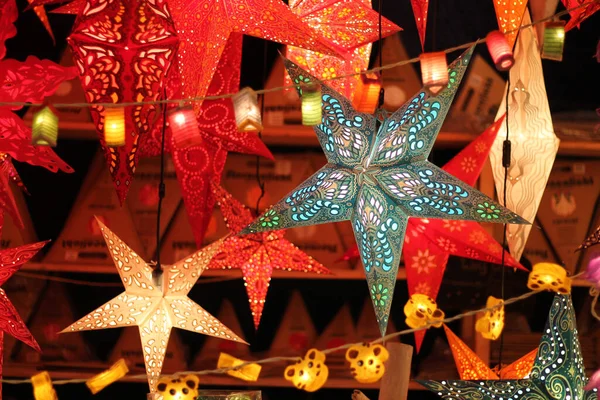 Färgglada Upplysta Julstjärnor Till Salu Marknaden Traditionell Tysk Dekoration — Stockfoto
