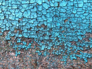 Ahşap bir tahtanın üzerinde yıpranmış bir boya parçası yaratıcı bir şekilde tasarlanmış arka plan resmi gibidir. Ahşap doku