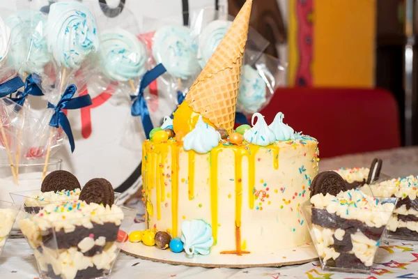 Güzel renkli tatlılar, kek lolipop ve tatlı kutlama için parlak poster