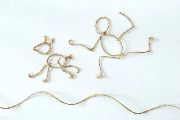 Dekoratif duvar paneli Topun peşinden koşan adam jütten yapılmıştır.