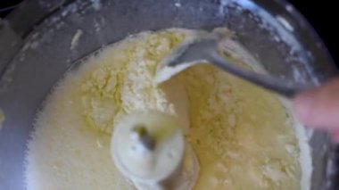 Malzemeler hamur tatlı için hazırlamak için mutfak ekipmanları kullanarak tarifi göre fırçalamak