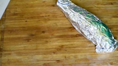Balık sarma pişirme için folyo pişirme sebze için hazır kadar orta ateşte fırında pişirme folyo ile doldurulmuş