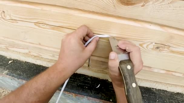Oteplování Dřevěného Domu Baru Malby Uzavírání Během Letní Těsnění Spár — Stock video