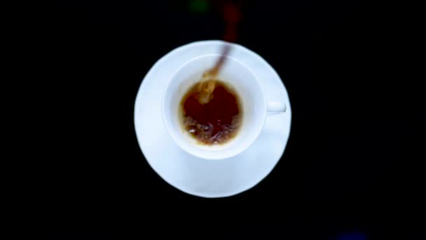 Giet Hete Koffie Van Turken Een Witte Beker Staande Een — Stockvideo