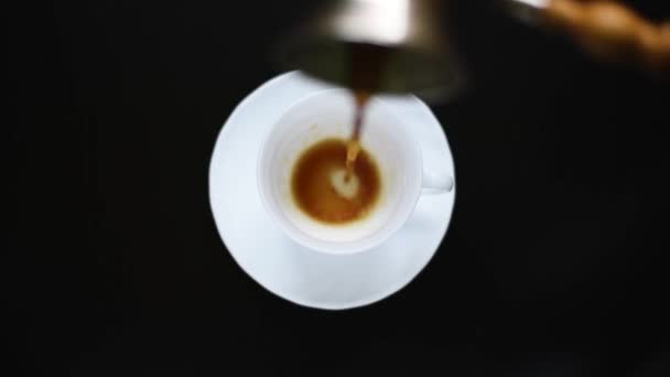 Ρίξτε Τον Ζεστό Καφέ Από Τους Τούρκους Ένα Λευκό Φλιτζάνι — Αρχείο Βίντεο