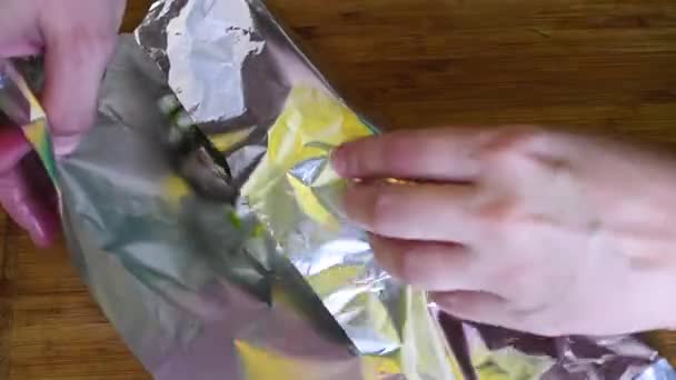 Fólia Sütés Főzés Halak Csomagolás Töltött Zöldség Fólia Sütés Sütőben — Stock videók