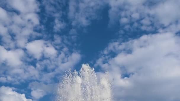 Fonte Com Água Fria Dia Quente Verão Bonito Divertido Jogando — Vídeo de Stock