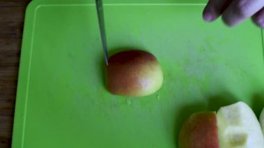 Hazırlamak ve tatlı fırında pişirme için bir Charlotte pasta yapmak için sarı ve yeşil elma dilim