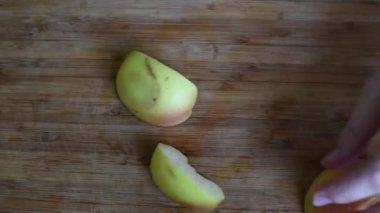 Hazırlamak ve tatlı fırında pişirme için bir Charlotte pasta yapmak için sarı ve yeşil elma dilim