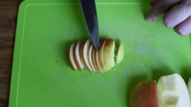 Hazırlamak ve tatlı fırında pişirme için bir Charlotte pasta yapmak için sarı ve yeşil elma dilim