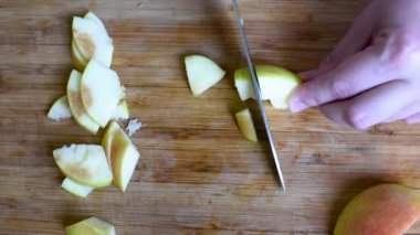 Hazırlamak ve tatlı fırında pişirme için bir Charlotte pasta yapmak için sarı ve yeşil elma dilim