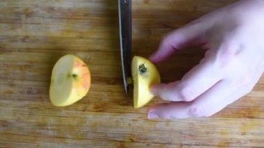 Hazırlamak ve tatlı fırında pişirme için bir Charlotte pasta yapmak için sarı ve yeşil elma dilim