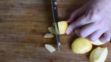 Hazırlamak ve tatlı fırında pişirme için bir Charlotte pasta yapmak için sarı ve yeşil elma dilim
