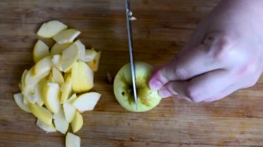 Hazırlamak ve tatlı fırında pişirme için bir Charlotte pasta yapmak için sarı ve yeşil elma dilim