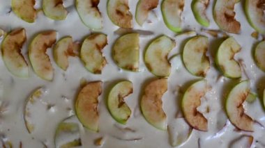Hazırlanan parçalar elma bir levha yayıldı ve elmalı pasta fırında pişirme için hamur dökün