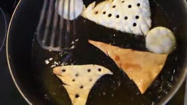 Yağı bir tavada kaynar Noel masa dekorasyonu için Fry Noel ağaçları 