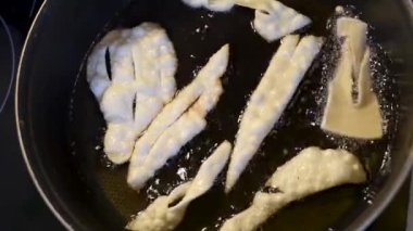 Boilfry bir tavada yağı kaynar hamur hamur kızart, firewooding yağı bir tavada pişirmek, odunları yemek