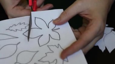 Beyaz kağıt yaprakları ağaçların dışında aplike ve diğer yaratıcılık için basılı bir şablonu makasla kesme