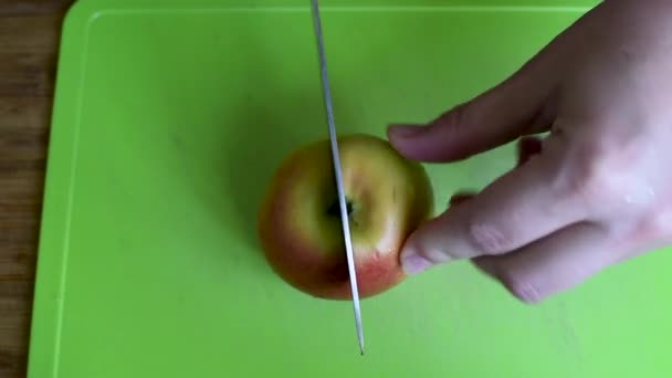 Prepare Corte Las Manzanas Amarillas Verdes Para Hacer Pastel Charlotte — Vídeo de stock