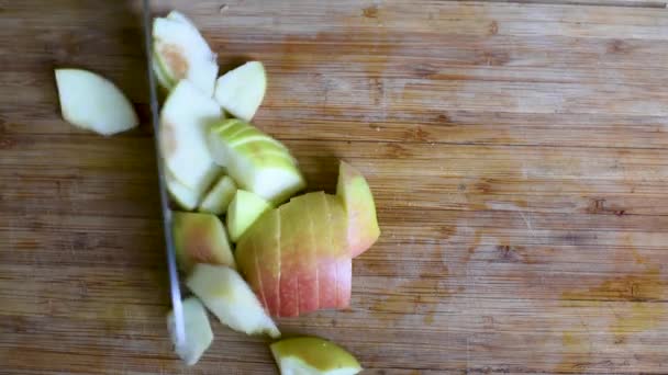 准备和切片的黄色和绿色的苹果做一个夏洛特馅饼烘烤甜点在烤箱 — 图库视频影像