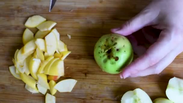 Bereiden Plak Gele Groene Appels Zodat Een Charlotte Taart Voor — Stockvideo