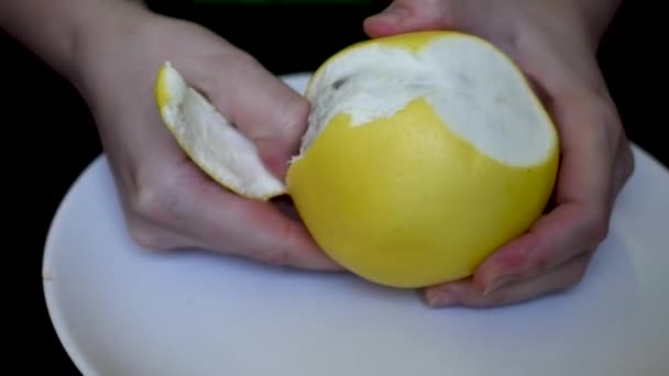 Освежевать Белый Сочный Грейпфрут Руками Белой Тарелке — стоковое видео