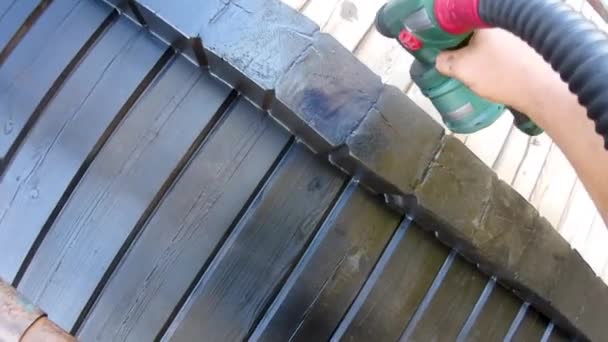 Malarstwo Drewniany Dom Baru Przez Aerozolu Czarny Farba Wysokości Suchym — Wideo stockowe